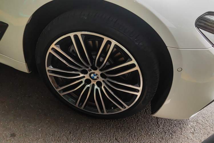 Used BMW 5 Series 2018 Restyled 530Li Luxury Edition M Sport Package Right Front Wheel Hub