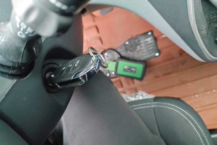 Used SAIC MAXUS Xintu V80 2025 PRO Aoyuntong 2.0T Manual Short Wheelbase Mid-Height 5/6-Seater
