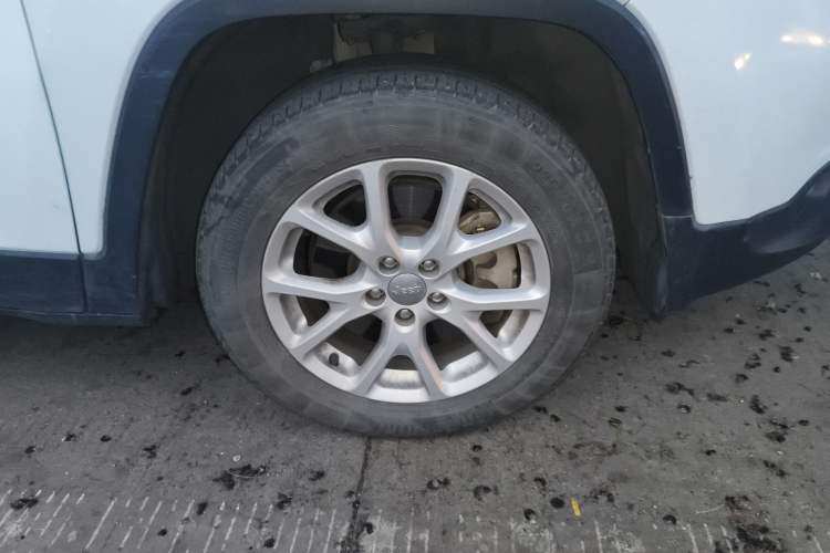 Used Jeep Cherokee 2014 2.4L Urban Edition Right Front Wheel Hub