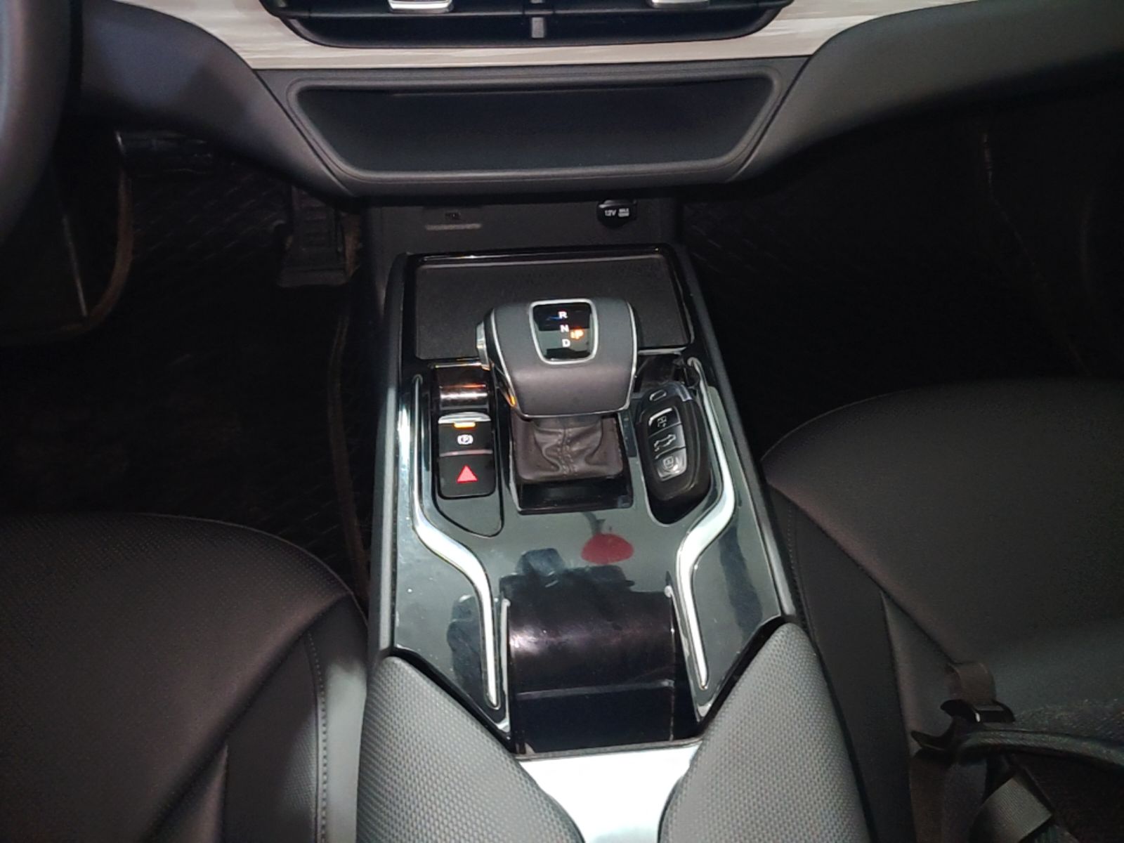 Hongqi E-QM5 2024 610 km PLUS — снимка 16