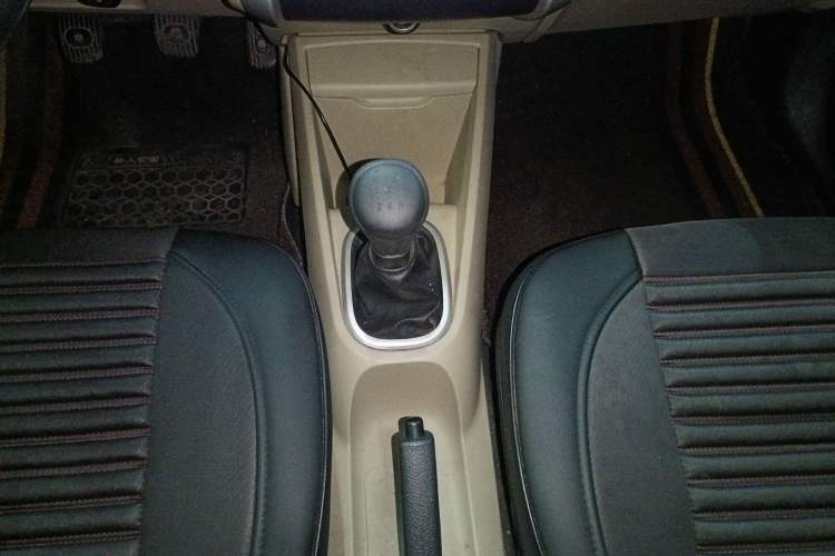 Used Venucia R50 2013 1.6L Manual Fashion Edition Gear Lever