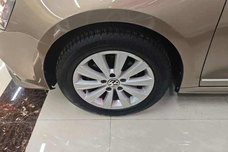 Used Volkswagen Sagitar 2015 1.6L Automatic Comfort Model Left Front Wheel Hub