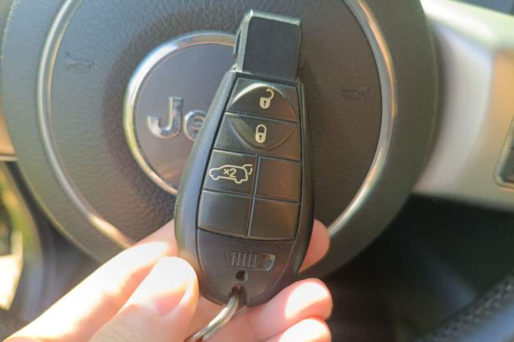 Used Jeep Grand Cherokee 2011 3.6L Luxury Navigation Edition Interior 1