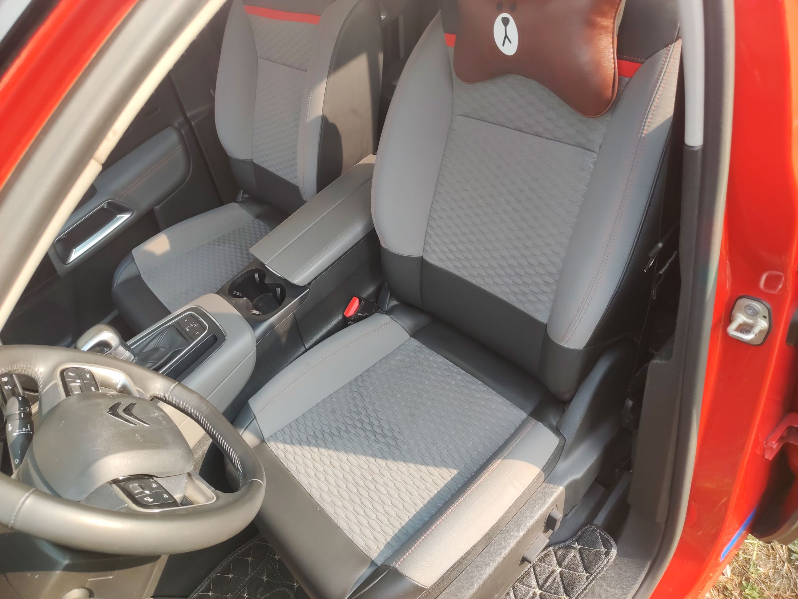 المقاعد الأمامية داخل السيارة