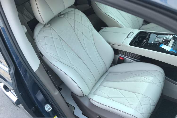 Used Denza D9 2022 DM-i 970 Four-Wheel Drive Prestige Model