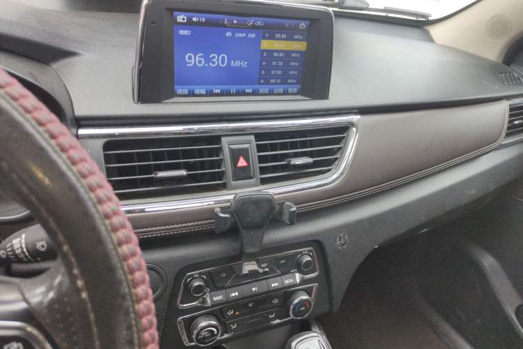 Used Dongfeng Fengon 370 2018 S370 1.5L CVT Luxury 7-Seater Audio And AC Panel