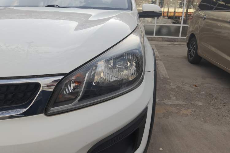 Used Kia KX Cross 2017 1.4L MT GLS Left Front Headlight