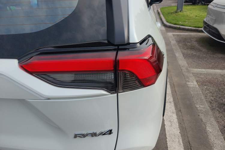 Used Toyota RAV4 2021 2.0L CVT Two-Wheel Drive Fashion PLUS Edition Right Rear Taillight