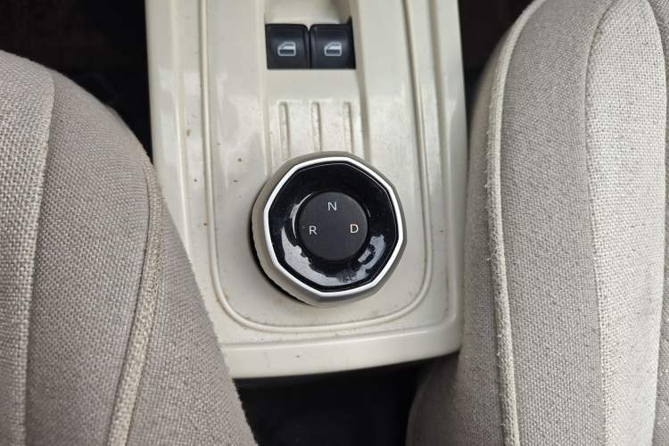 Used Geely Galaxy Panda 2024 Panda Mini 200km Endurance Bear Gear Lever