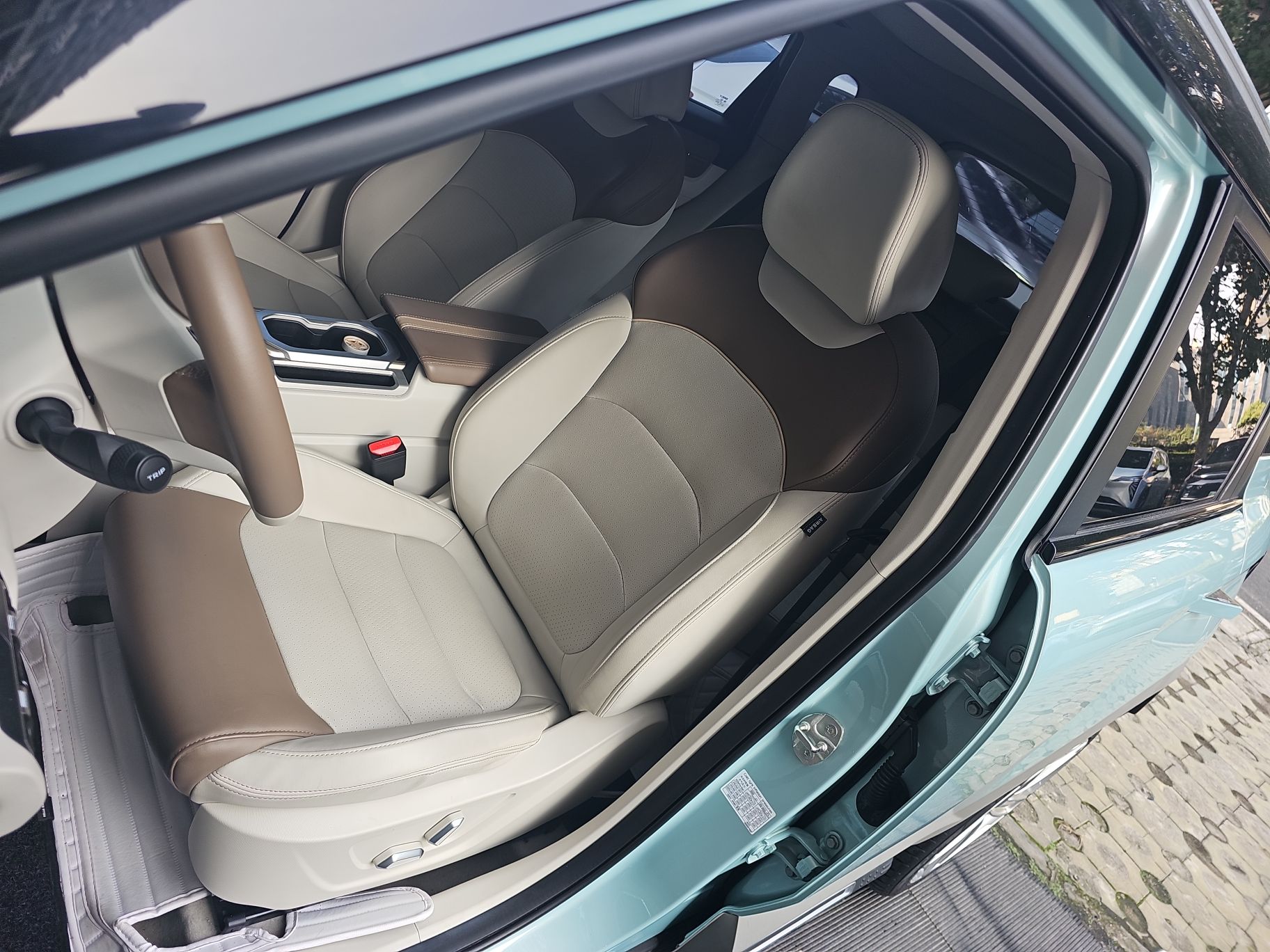 Переднее сиденье в автомобиле