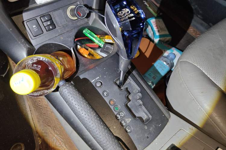 Used Toyota RAV4 2010 2.4L Automatic Deluxe Upgrade Edition Gear Lever