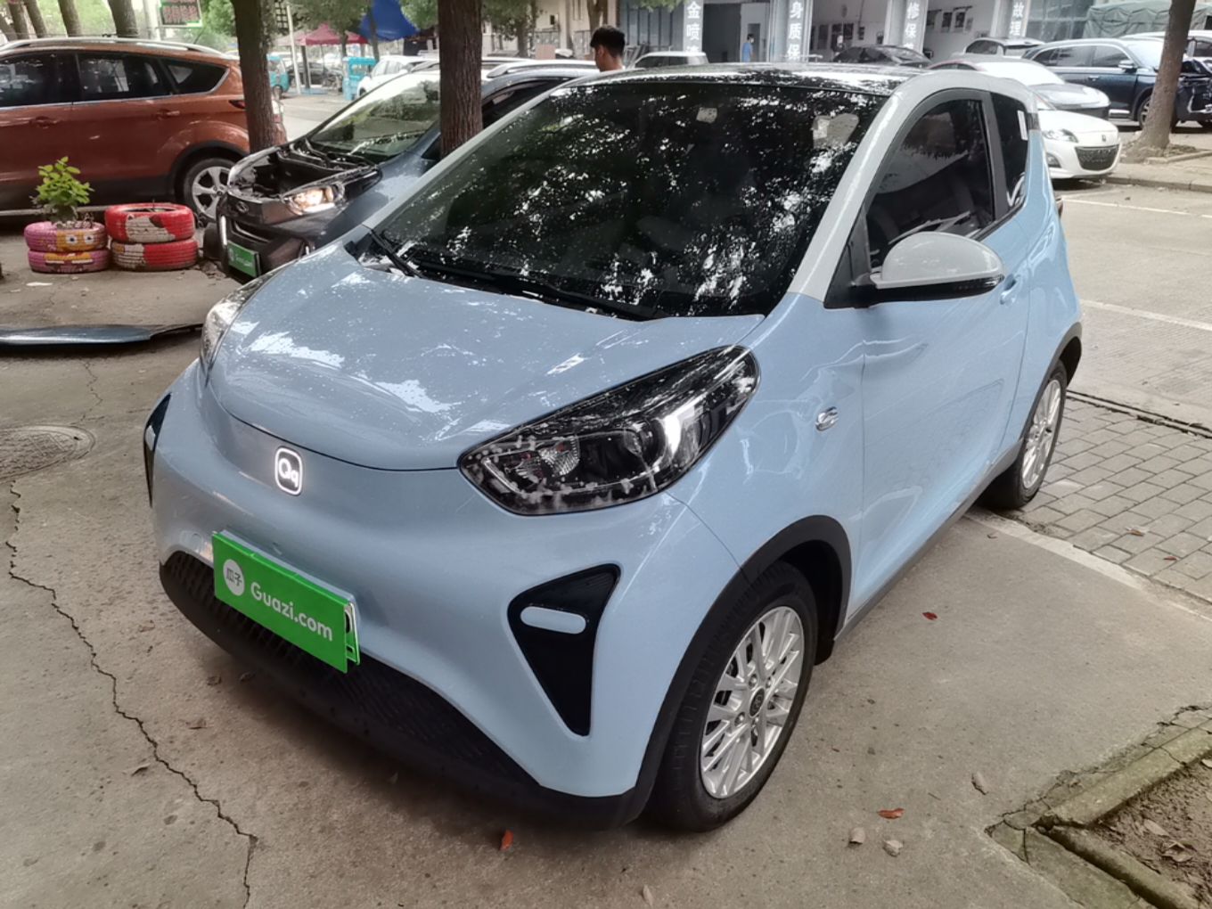 Unter der Vorderseite des Autos