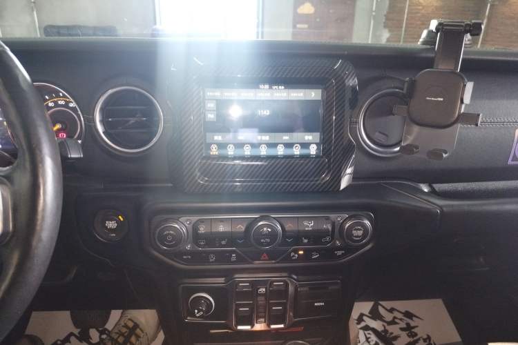 Used Jeep Wrangler 2019 2.0T Sahara Four-Door Version China VI Emission Standard Audio And AC Panel