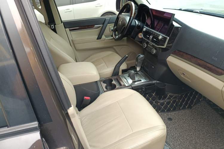 Used Mitsubishi Pajero 2017 V97 3.8L 5-Door GLS Model with Sunroof – U.S. Specification