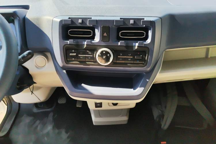 Used SRM New Energy E3 2025 Fudi 310KM Practical Passenger Vehicle
