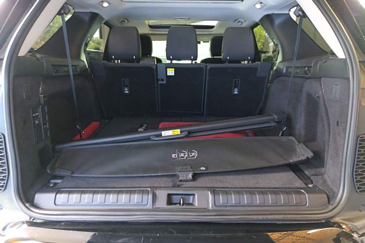 Used Land Rover Discovery 2023 Revised Version 360 PS R-Dynamic S Trunk