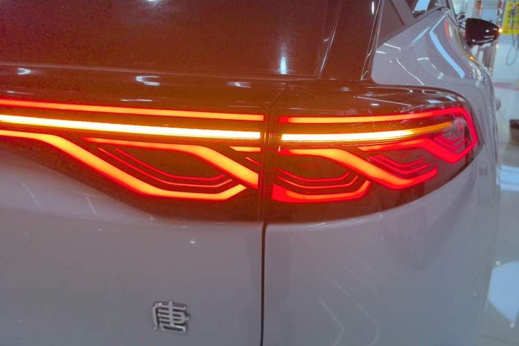 Used BYD Tang New Energy 2024 DM-i Glory Edition 112KM Flagship Model Right Rear Taillight