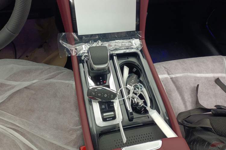 Used Hongqi H5 2025 2.0T Automatic Flag Edition – 500 000 Units Commemorative Version