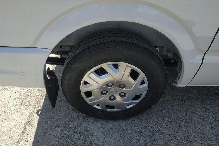 Used SAIC MAXUS Xintu V80 2025 PRO Aoyuntong 2.0T Manual Short Wheelbase Ultra-Low Roof 5/6-Seater
