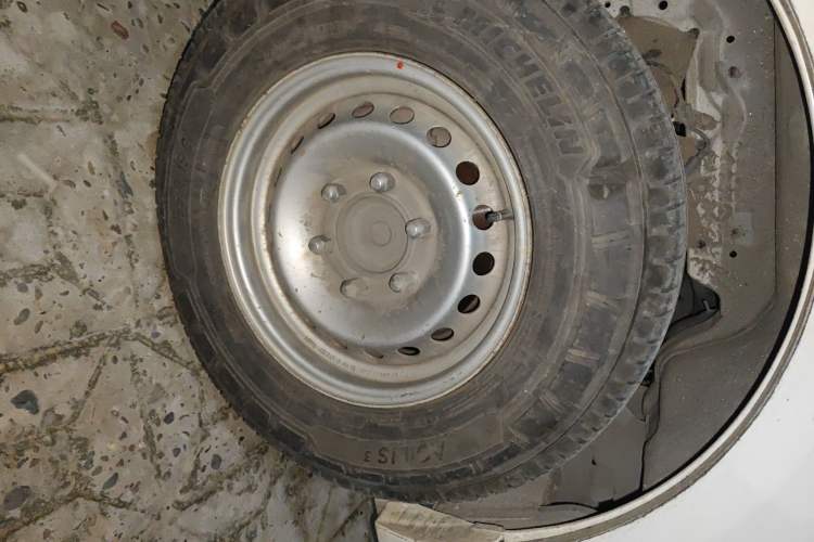 Used Foton Scenic G7 New Energy 2021 Zhilan Cargo Version High-Roof Model Right Front Wheel Hub