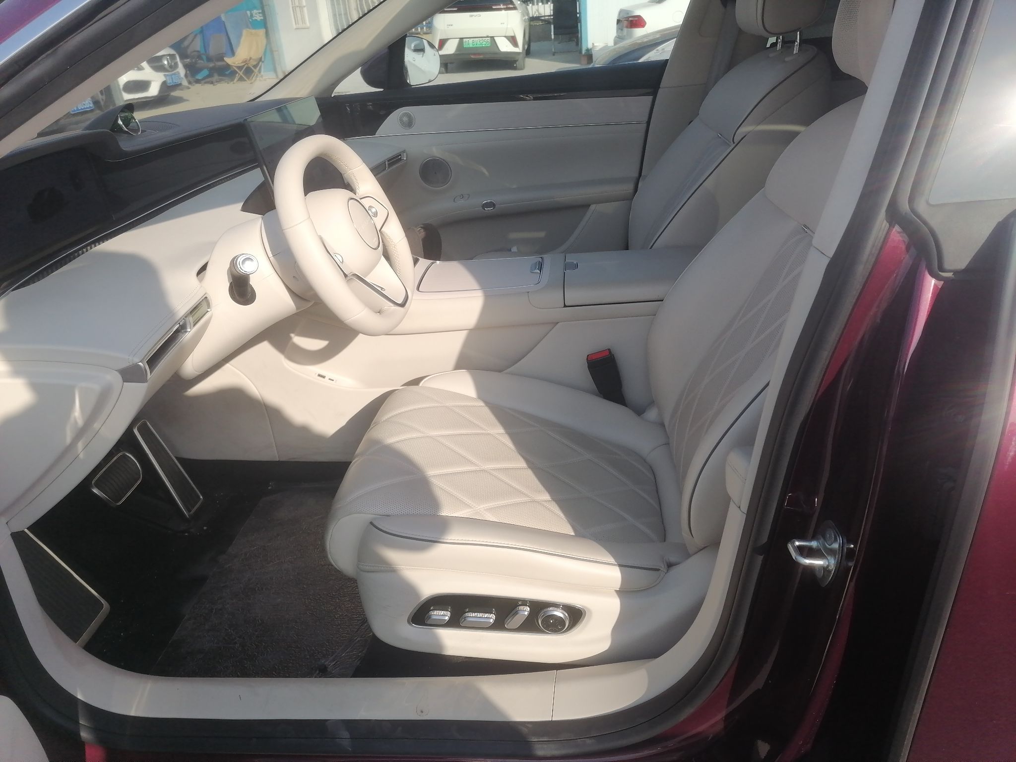 Переднее сиденье в автомобиле