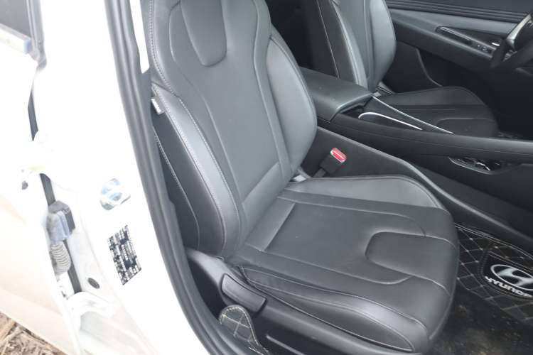 Used Hyundai Elantra 2022 1.5L CVT LUX Prestige Edition Right Front Seat