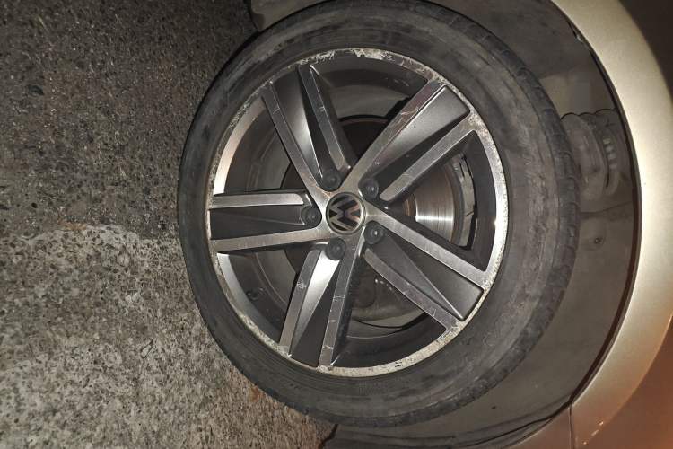 Used Volkswagen FAW-Volkswagen CC 2015 1.8TSI Luxury Model Right Front Wheel Hub