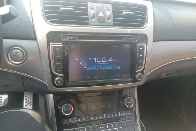 Used Haval H8 2017 2.0T Gasoline Two-Wheel Drive Enjoyment Version Audio And AC Panel