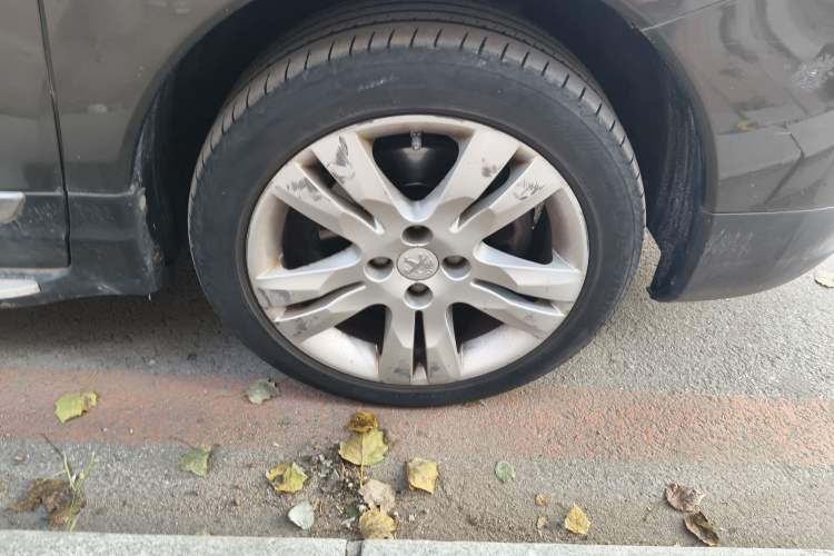 Used Peugeot 3008 2013 1.6THP Automatic Prestige Edition Right Front Wheel Hub