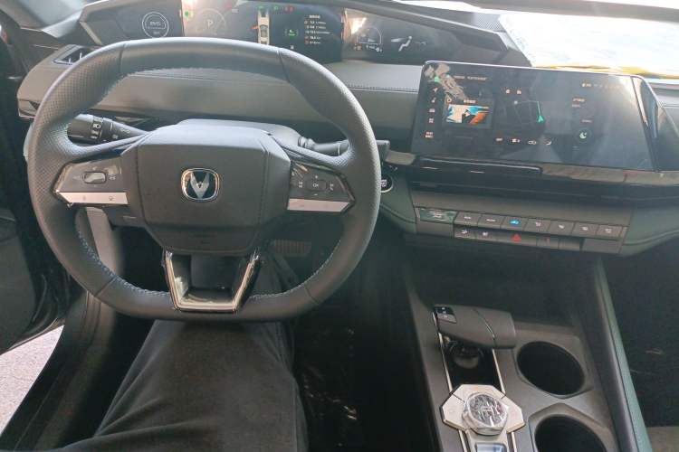 Used CHANGAN UNI-V iDD 2024 Blue Whale Smart Electric iDD 136km ZhiKu Model