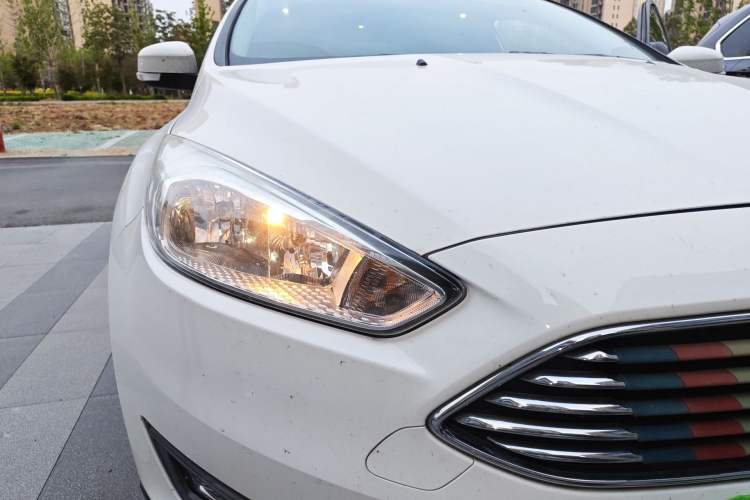 Used Ford Focus 2018 Sedan Classic 1.6L Automatic Trendy SmartDrive Edition Right Front Headlight