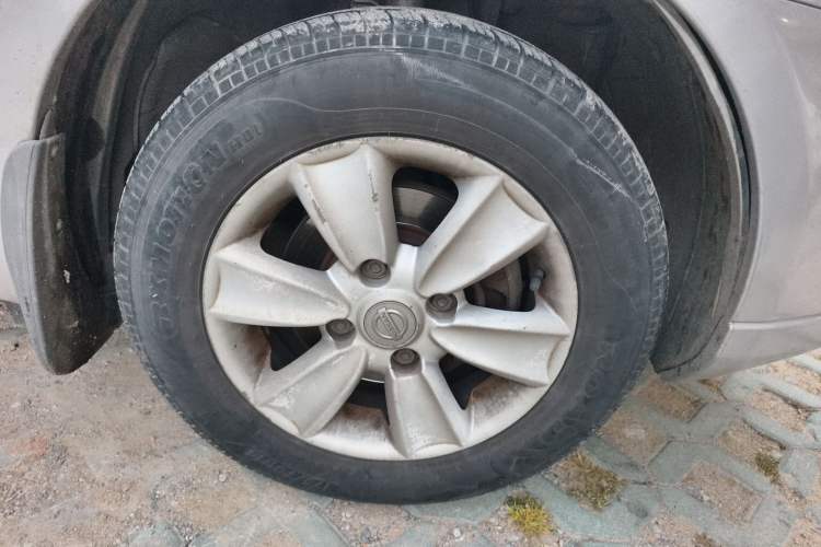 Used Nissan Livina 2010 Jingyue Edition 1.6L Manual All-Around Model Right Front Wheel Hub