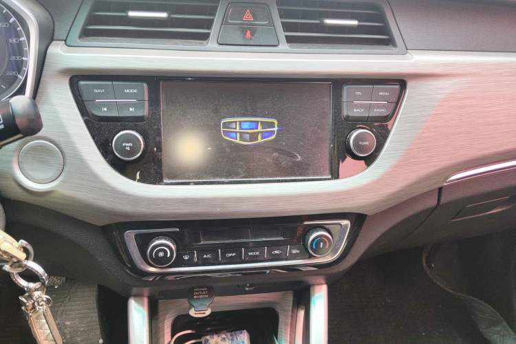 Used Geely Auto Vision X3 2017 1.5L Manual Luxury Model Audio And AC Panel