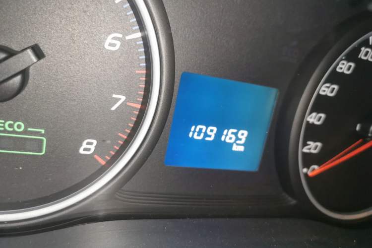 Used Mitsubishi Outlander 2018 2.0L Two-Wheel-Drive Jiale Edition 7-Seater Odometer Close Up