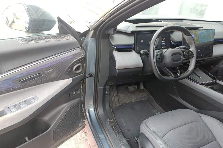 Used Lynk & Co 08 EM-P 2025 220 km All-Wheel-Drive Performance Halo Driver Seat