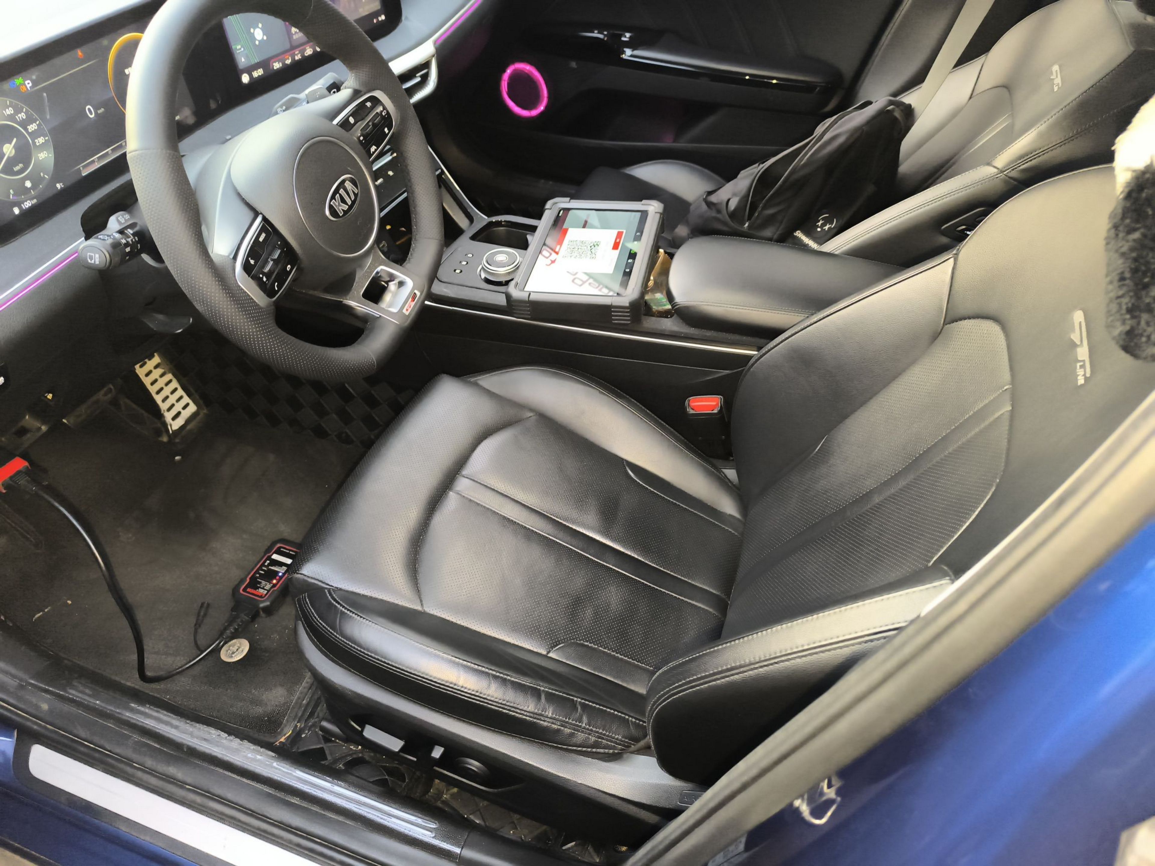 Переднее сиденье в автомобиле