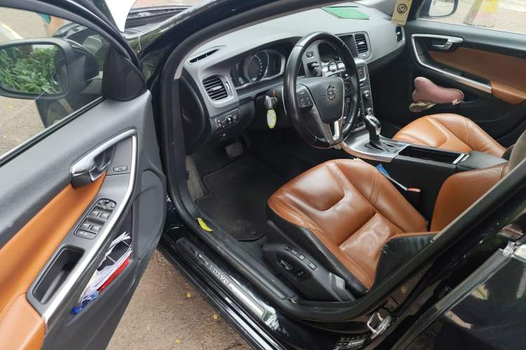 Used Volvo V60 2014 T5 Zhiya Edition
