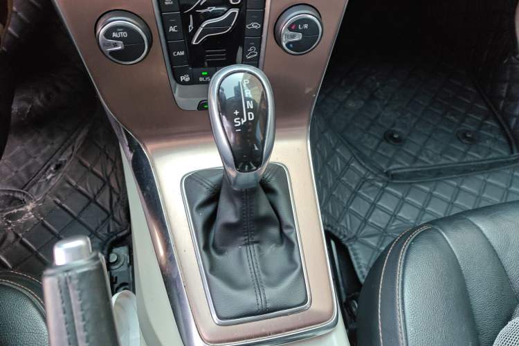 Used Volvo V40 2014 Cross Country T5 AWD Smart Luxury Edition
