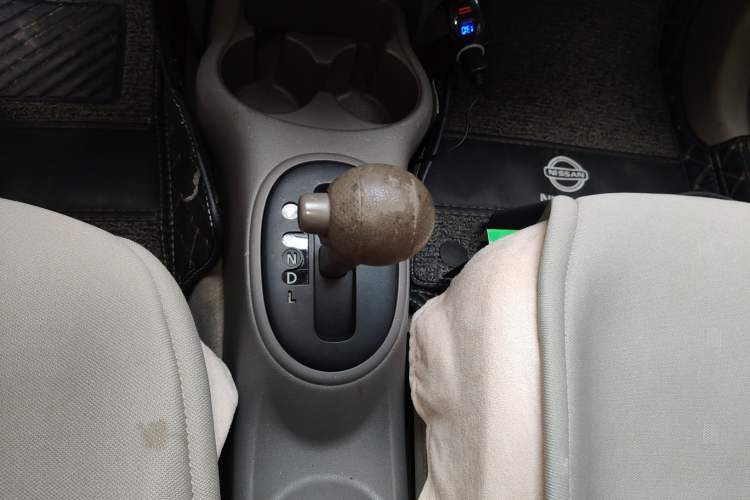 Used Nissan Sunny 2011 1.5XE CVT Comfort Edition Gear Lever