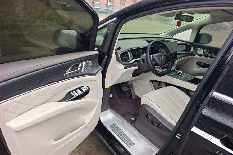 Used Denza D9 2024 DM-i 980 Four-Wheel Drive Prestige Model
