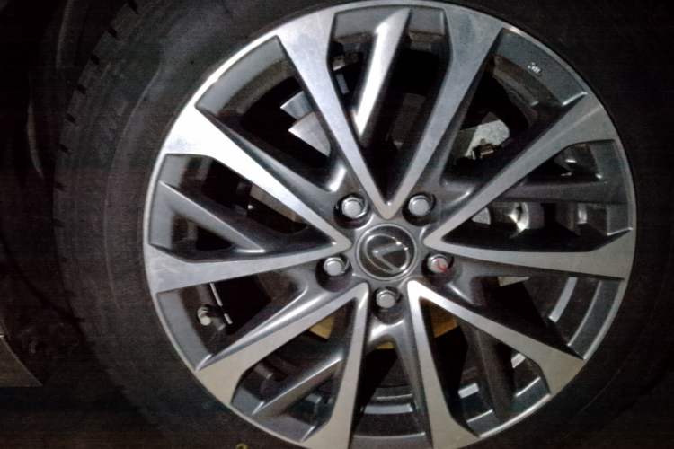 Used Lexus ES 2024 200 Premium Edition Right Front Wheel Hub