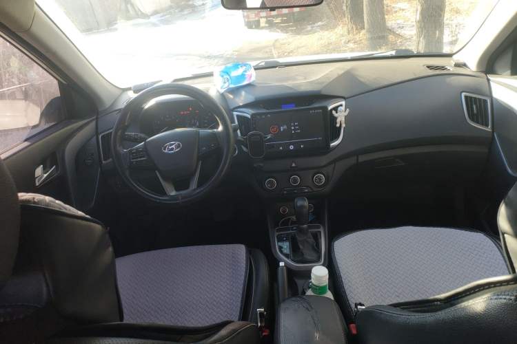 Used Hyundai ix25 2015 1.6L Automatic Two-Wheel Drive Smart GLS Trim Center Console