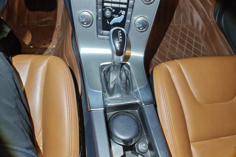 Used Volvo S60 2015 S60L 2.0T Zhiyuan Edition

