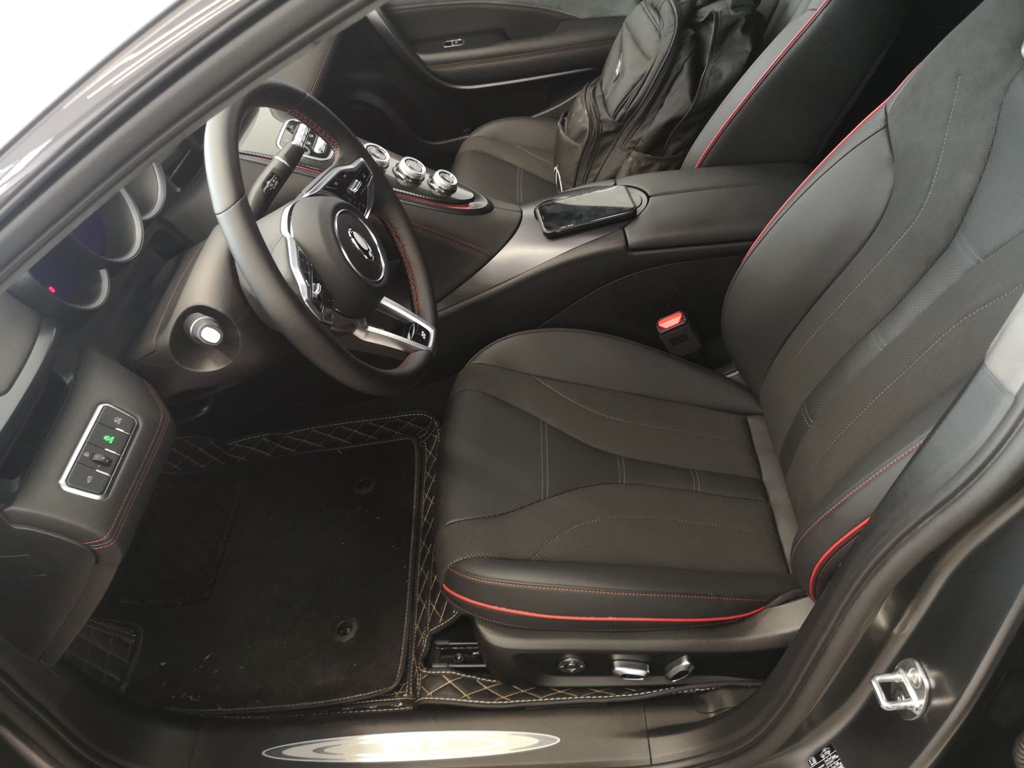 المقاعد الأمامية داخل السيارة