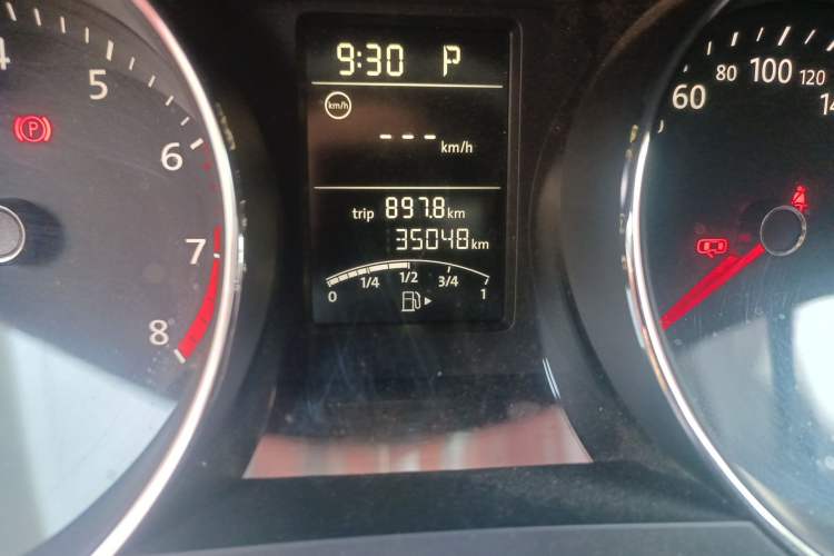 Used Volkswagen Sagitar 2015 1.6L Automatic Comfort Model Odometer Close Up