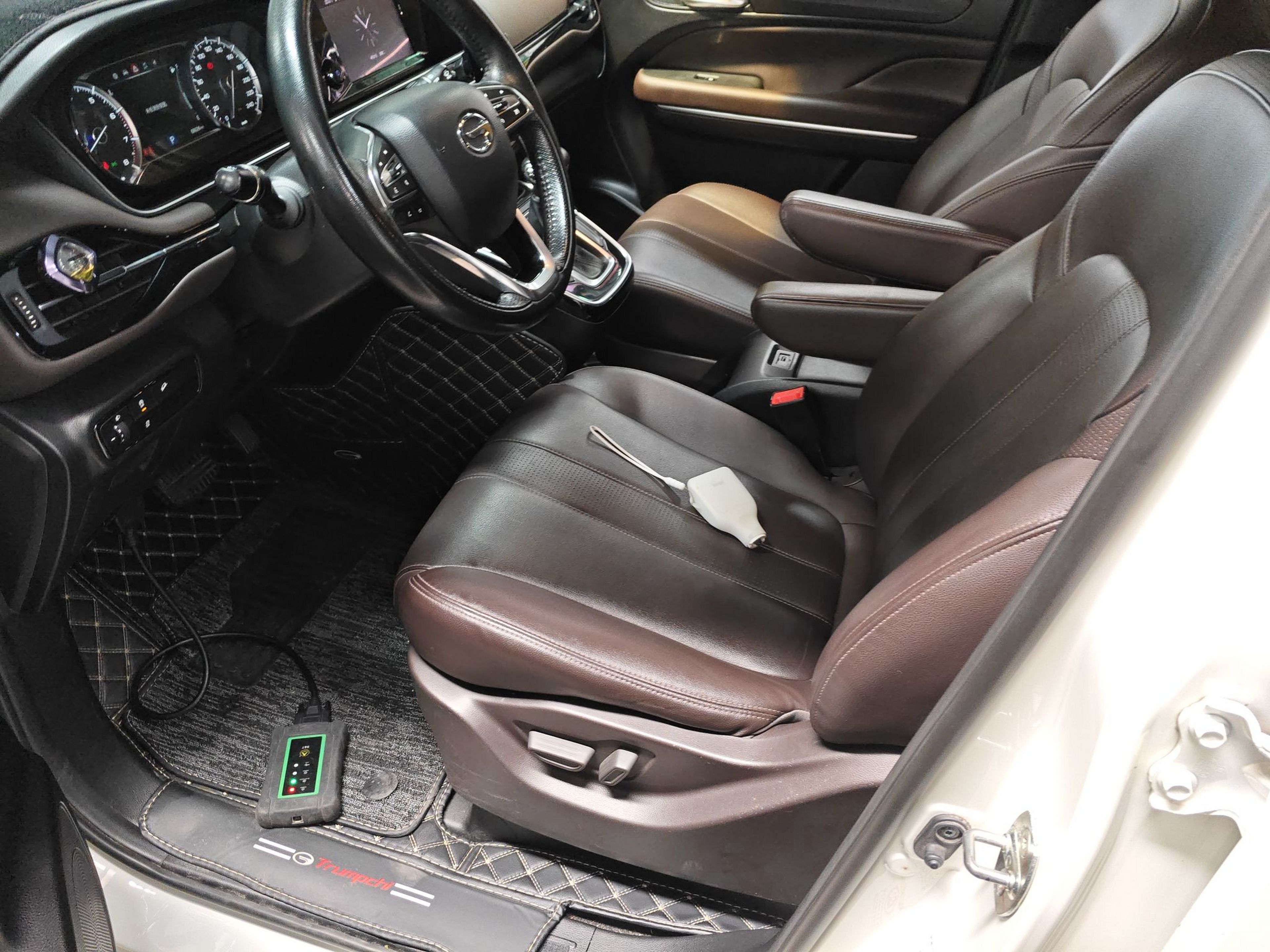 Переднее сиденье в автомобиле