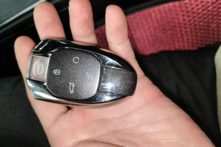 Used GAC Trumpchi GS8 2022 Linghang Series 2.0 TGDI Two-Wheel-Drive Luxury Smart Connectivity Version (7 Seats) Vehicle Key