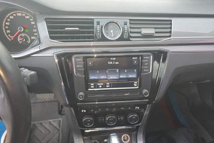 Used Volkswagen Passat 2017 330TSI DSG Luxury Edition Audio And AC Panel