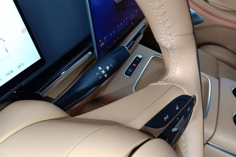 Used VOYAH Dream 2025 PHEV Four-Wheel-Drive Flagship Kunpeng Edition
