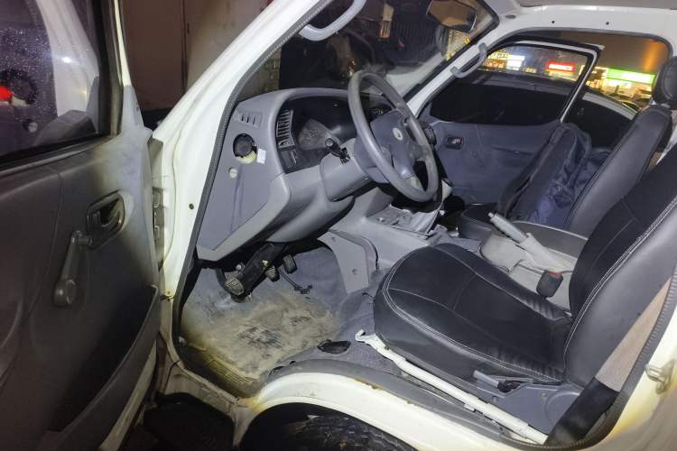 Used Jinbei Hiace 2018 2.0L Fifth-Generation Box Truck Standard Roof 2 Seats 4G21C